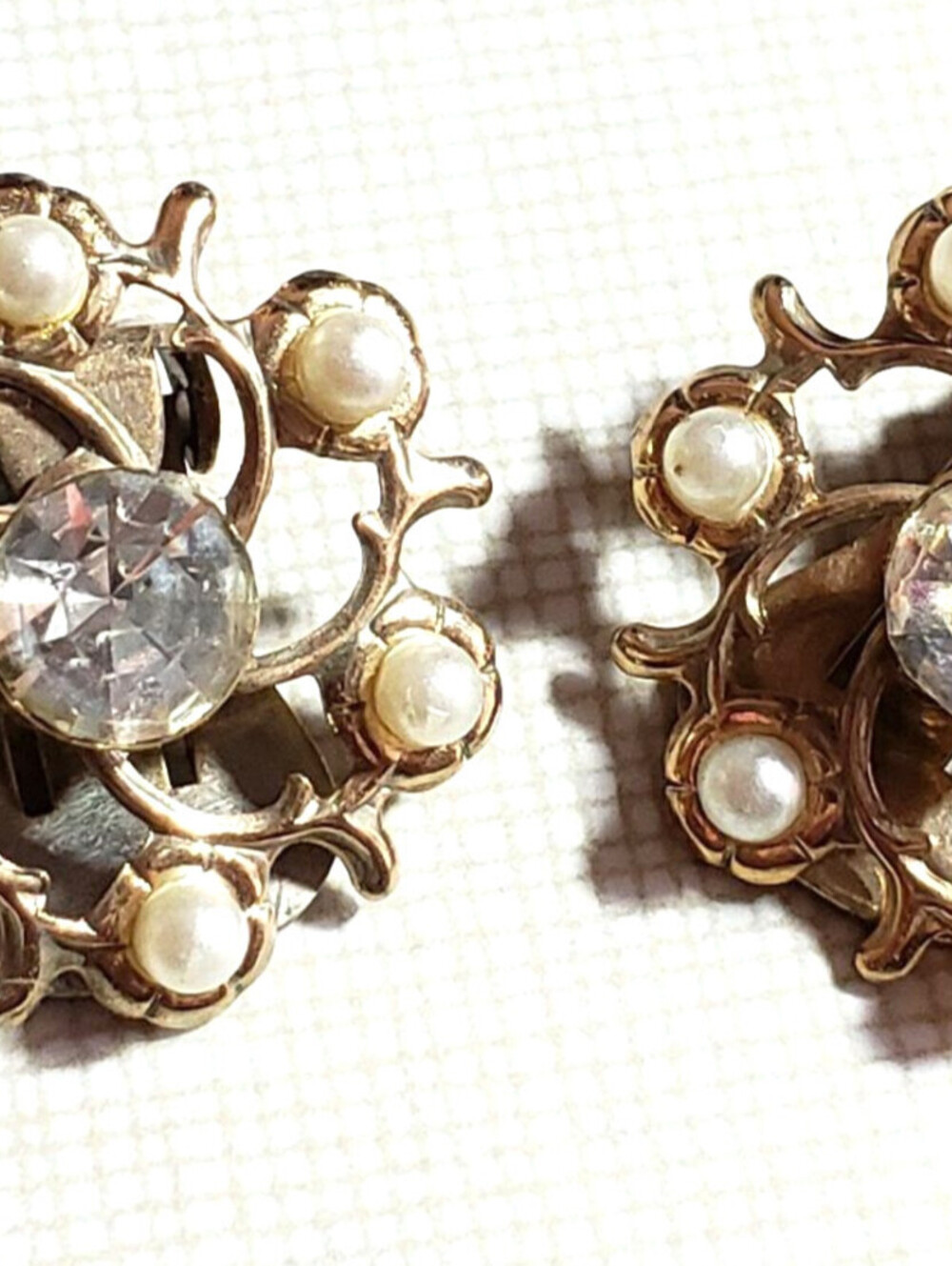 Vintage Clip On Earrings Rhinestones Faux Pearls Gold-tone White  Flowers wc- - Picture 4 of 6